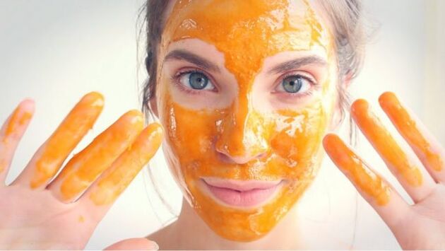 Honey mask rejuvenates and nourishes the skin of the face