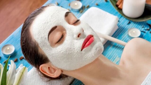 White clay mask cleans and tightens the skin
