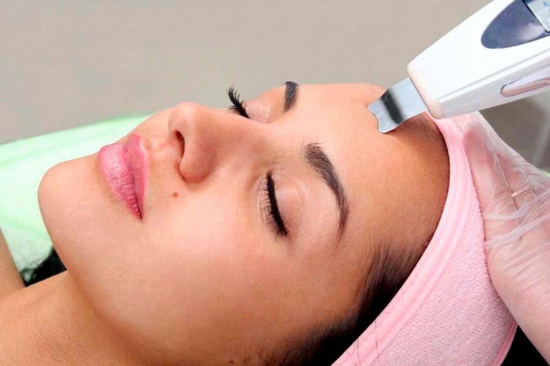 Cleans facial skin with ultrasonic waves for rejuvenation